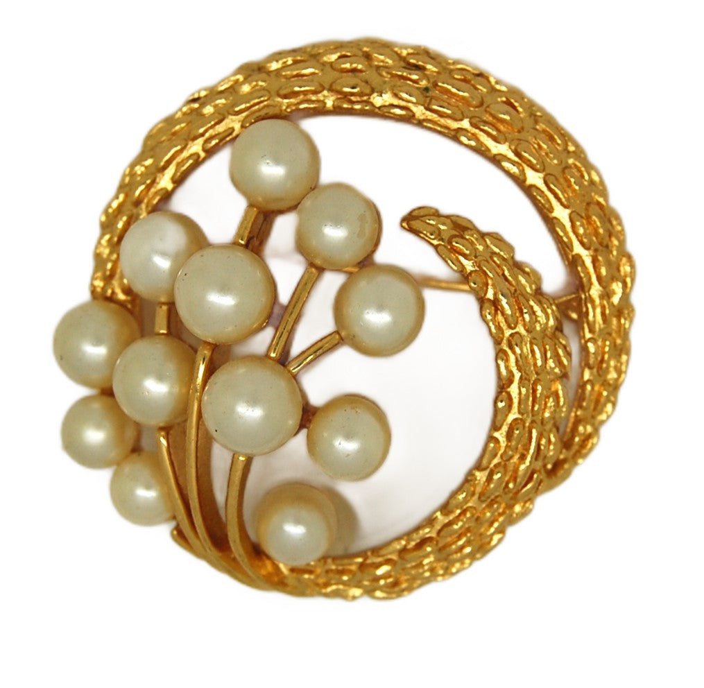 Trifari Classic Oval & Pearls Gold Plate Vintage Figural Pin Brooch