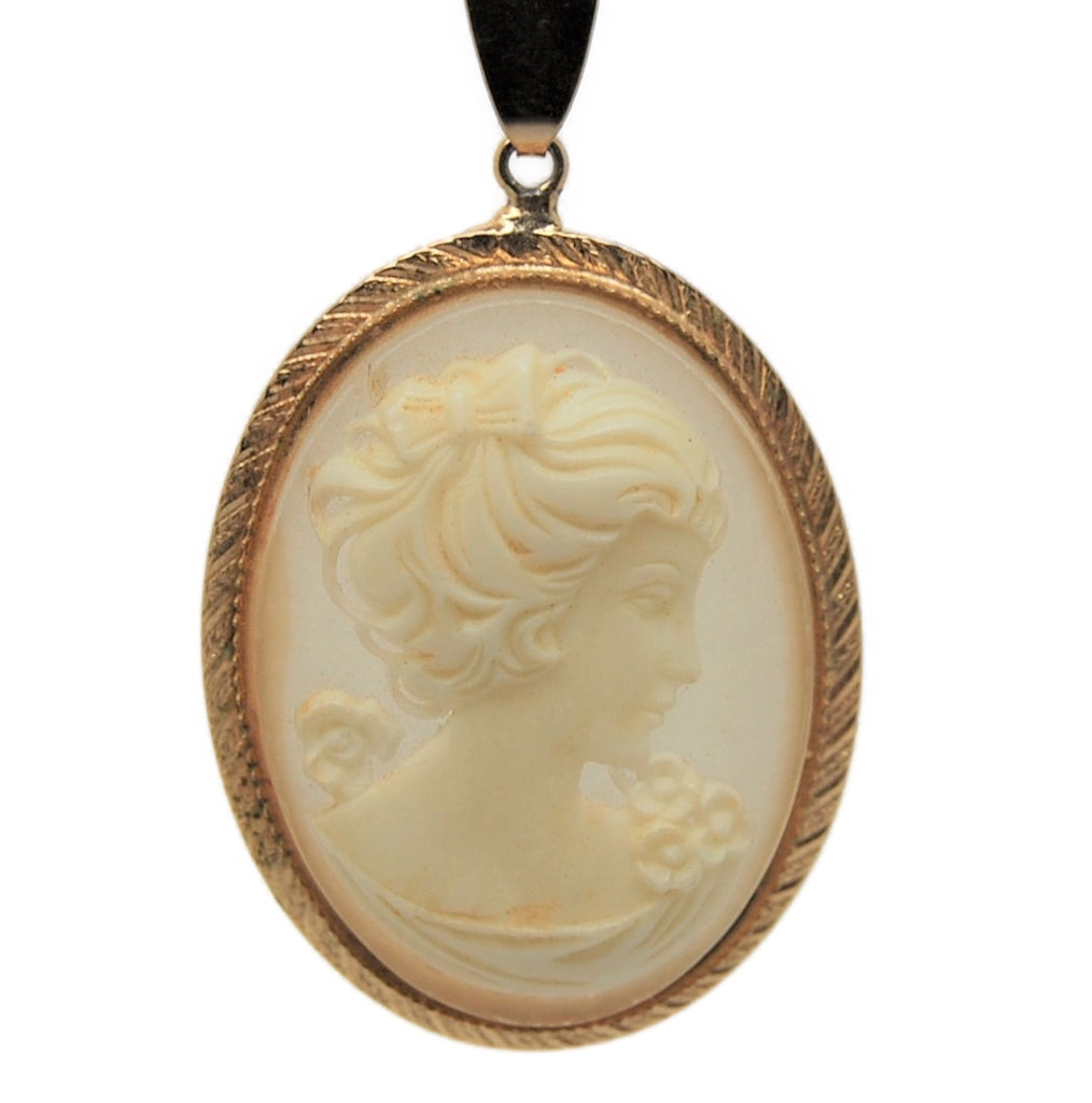 Beautiful Cameo Translucent Pendant & Embossed Chain Vintage Figural Necklace