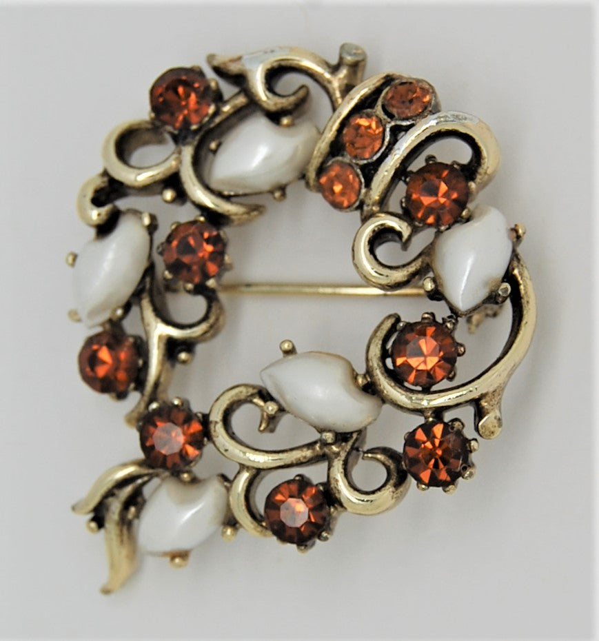 Lisner Pearls Rootbeer Stones Christmas Wreath Vintage Figural Brooch